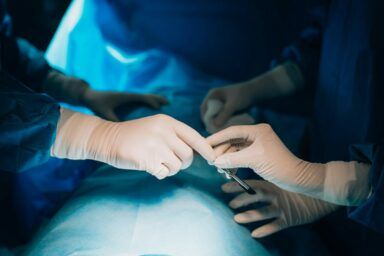 Фото к: Врач Жоэль Ле Скуарнек мог изнасиловать 299 детей: суд во Франции