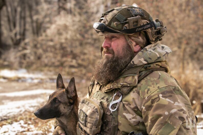 Повноправна бійчиня підрозділу — як собака Афіна допомагає знищувати окупантів