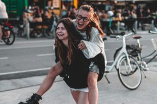 Що подарувати подрузі на 14 лютого: прояви увагу та турботу у маленьких дрібницях