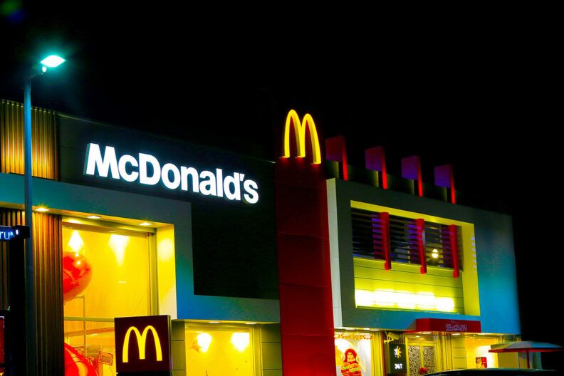 McDonald’s на Лукьяновской возвращается: ресторан возобновил работу после атаки РФ