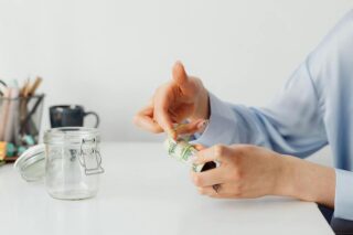 Гривня витісняє долар? Як змінилися валютні вкладення українців