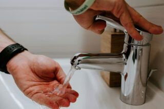 Фото к: Как отмыть супер клей с рук: способы на все случаи