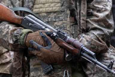 військові