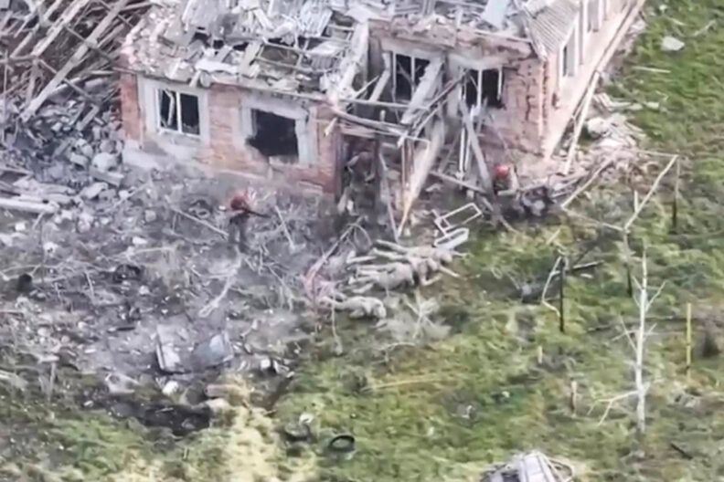 Російські військові стратили 4 українських полонених біля села П’ятихатки