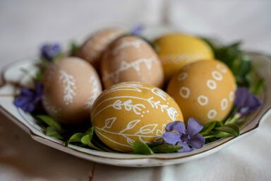 как покрасить яйца куркумой