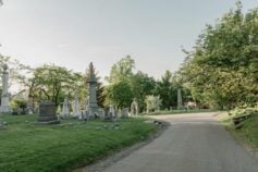 чи можна брати цукерки зі цвинтаря