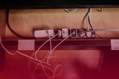 Потужні вибухи у Києві: пошкоджено ТЦ, серед поранених є діти
