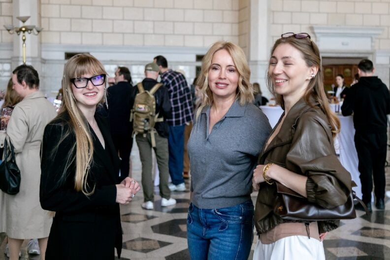 Арт на рейках: потяг Інтерсіті перетворився на пересувну мистецьку інсталяцію