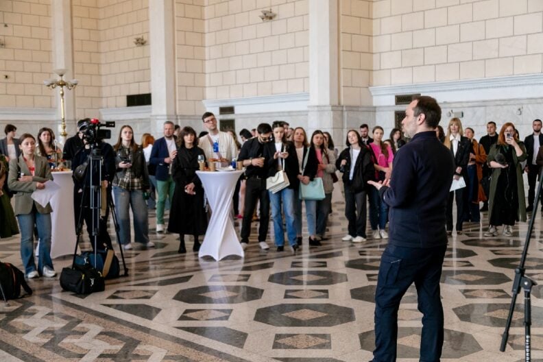 Арт на рейках: потяг Інтерсіті перетворився на пересувну мистецьку інсталяцію