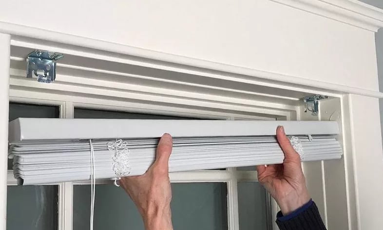 Як зняти жалюзі з вікна