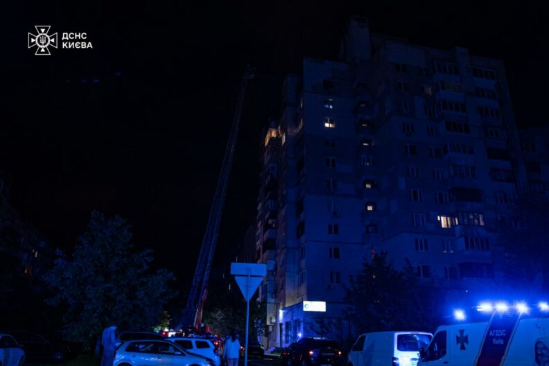 Мощные взрывы в Киеве: поврежден ТЦ, среди раненых есть дети