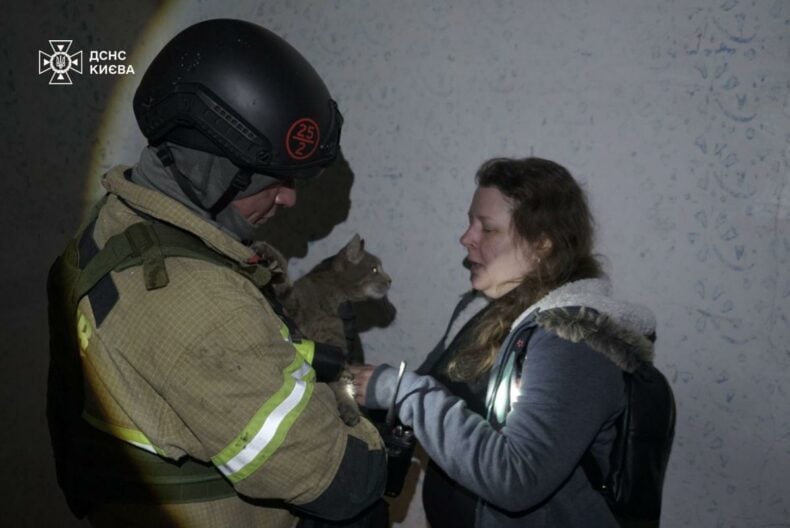 Мощные взрывы в Киеве: поврежден ТЦ, среди раненых есть дети