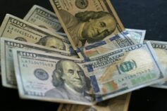 Украинцы сдают доллары
