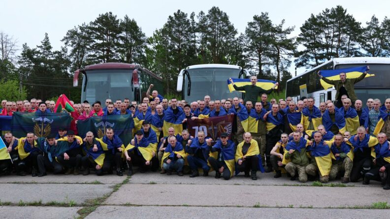 Нарешті вдома! Ще 205 українських захисників повернулися з російського полону
