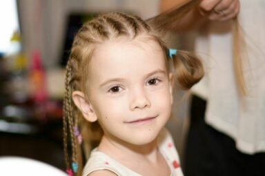 Зачіски для дівчаток на випускний в садочок