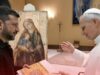 Божа Матір на ящику з набоїв — подарунок Зеленського Папі Римському