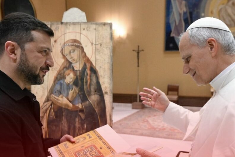 Божья Матерь на ящике из патронов — подарок Зеленского Папе Римскому