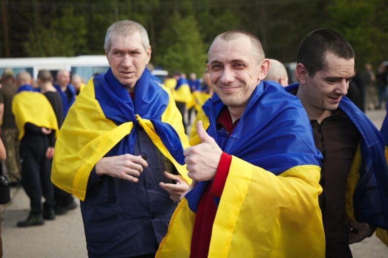 Сльози щастя і обійми: Україна повернула перших військових в рамках обміну 1000 на 1000