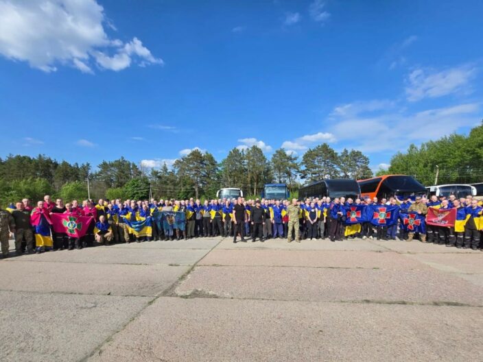 Сльози щастя і обійми: Україна повернула перших військових в рамках обміну 1000 на 1000