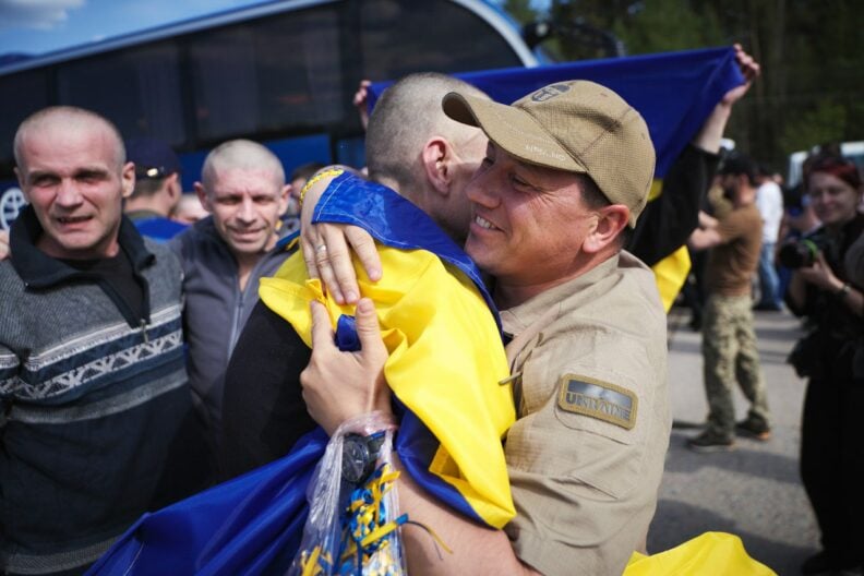 Сльози щастя і обійми: Україна повернула перших військових в рамках обміну 1000 на 1000