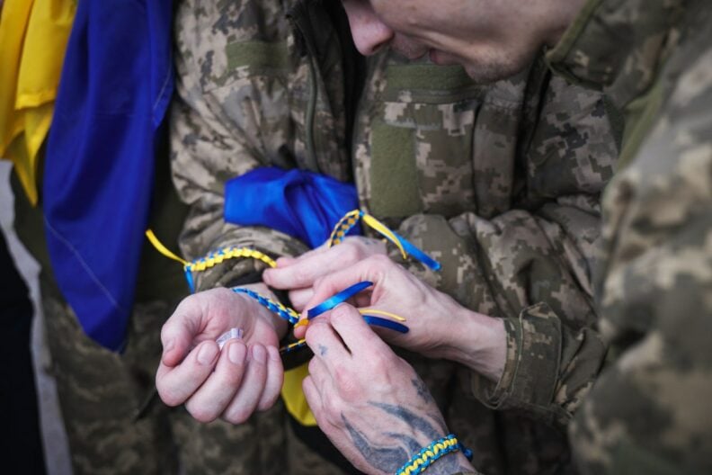 Сльози щастя і обійми: Україна повернула перших військових в рамках обміну 1000 на 1000