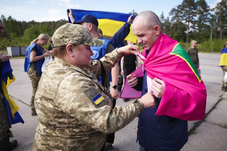 Сльози щастя і обійми: Україна повернула перших військових в рамках обміну 1000 на 1000