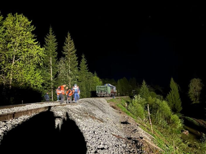 УЗ змінила рух потягів через провал ґрунту в Карпатах: що відомо