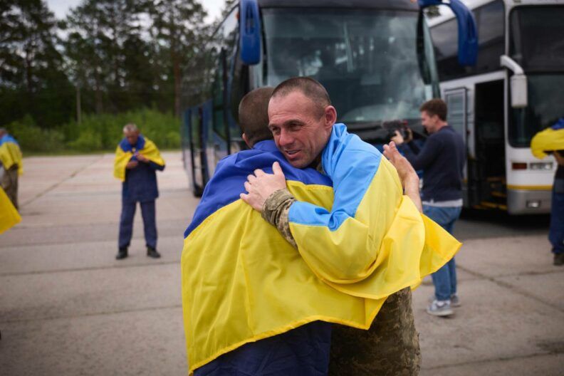 Более 300 защитников вернулись из плена в формате 1000 на 1000 Фото к: Более 300 защитников вернули из российского плена в формате 1000 на 1000