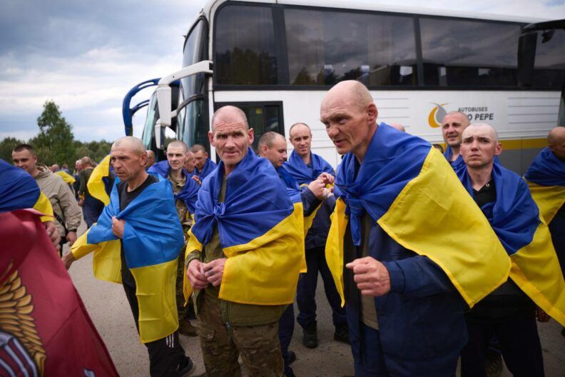 Более 300 защитников вернулись из плена в формате 1000 на 1000 Фото к: Более 300 защитников вернули из российского плена в формате 1000 на 1000