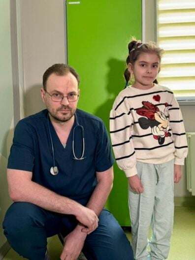 Понад місяць не дихала сама! Як лікарі вибороли життя для семирічної Каріни