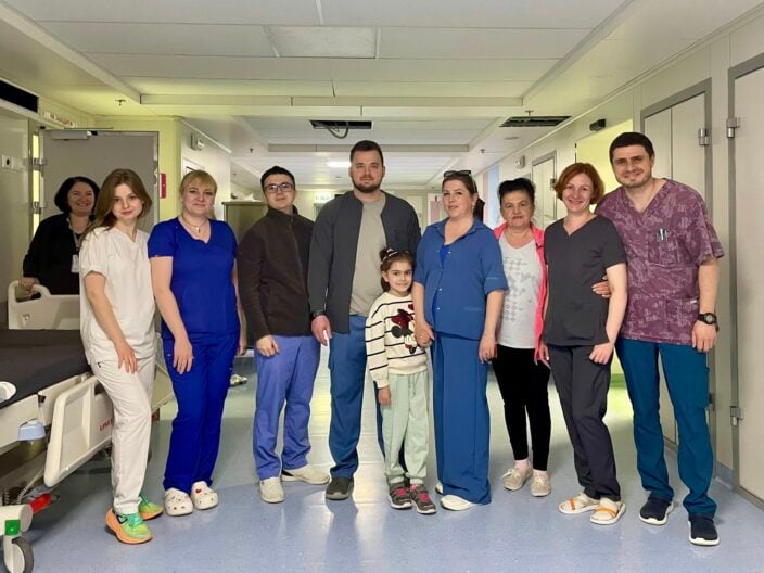 Понад місяць не дихала сама! Як лікарі вибороли життя для семирічної Каріни