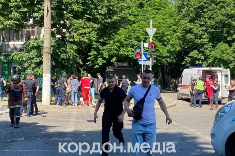 Прилет по центру Сум: россияне обстреляли город — ранены дети, есть погибшие (Обновлено)