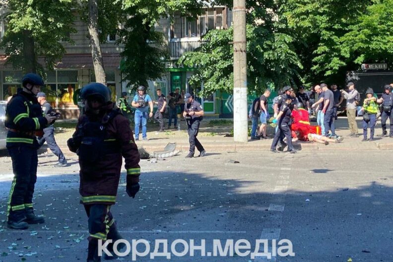 Прилет по центру Сум: россияне обстреляли город — ранены дети, есть погибшие (Обновлено)