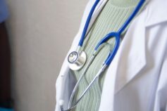 Як зробити соляний спрей для волосся вдома: пляжні хвилі за п’ять хвилин