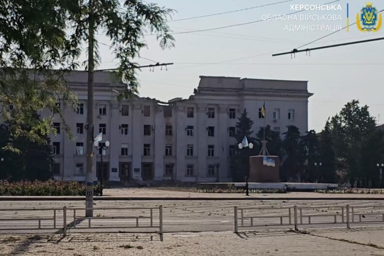 КАБом по Херсонській ОВА: пошкоджено будівлю, є постраждалі