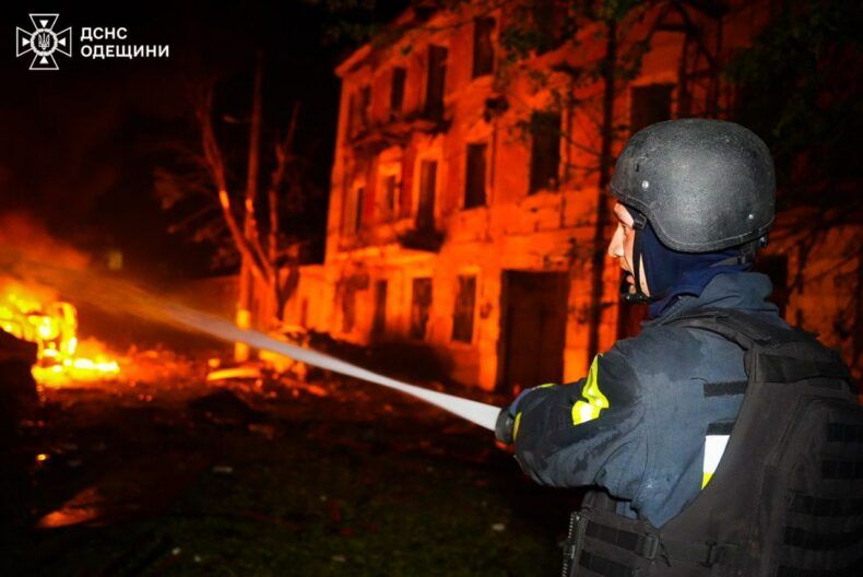 Удар по пологовому будинку в Одесі: росіяни атакували місто безпілотниками