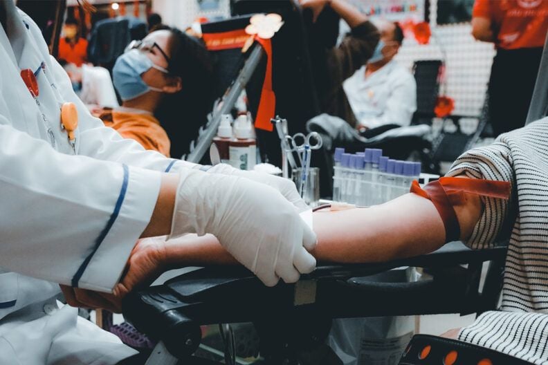 Планируешь сдавать кровь? Рассказываем, как подготовиться к этой процедуре и восстановиться после нее