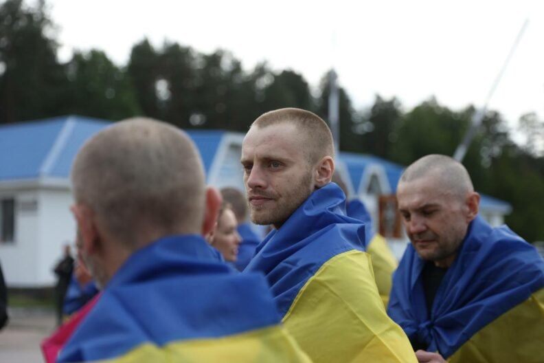 Четвертий обмін за тиждень: вдома ті, хто вижив у російському полоні з 2022-го