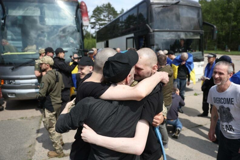 Четвертий обмін за тиждень: вдома ті, хто вижив у російському полоні з 2022-го