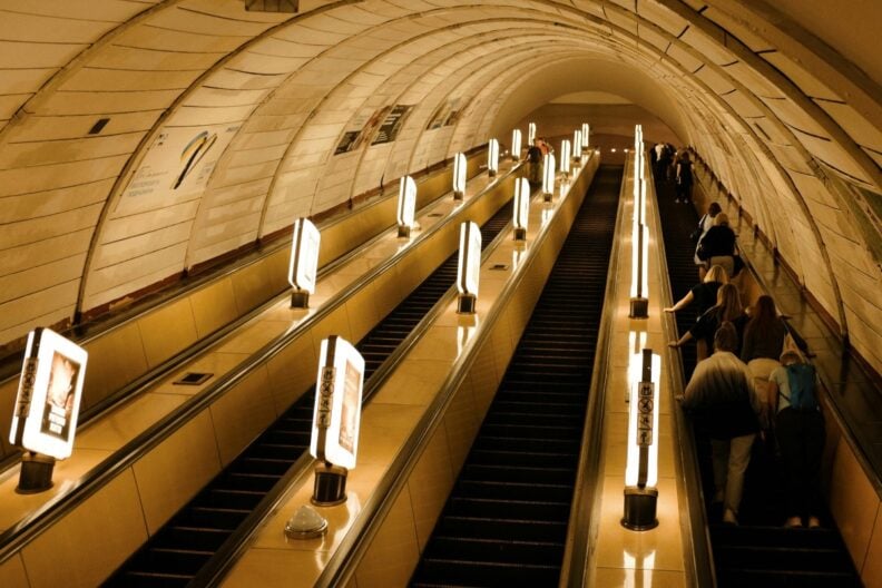 С полсотни — всего 12! Какие станции метро Киева доступны людям с инвалидностью