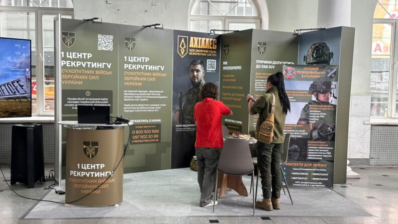 В Днепре на Центральном вокзале открыли рекрутинговый центр — как это было