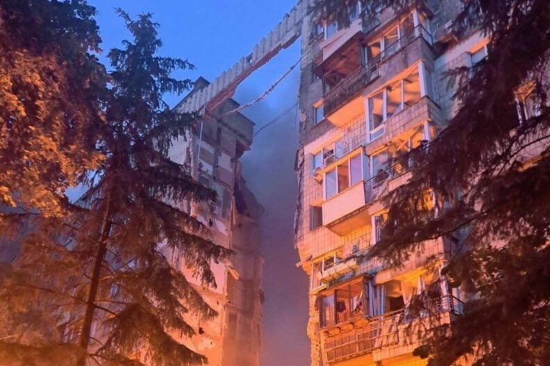 Зруйновано цілий під’їзд, місто затягнуло димом! Атака на Київ 17 червня