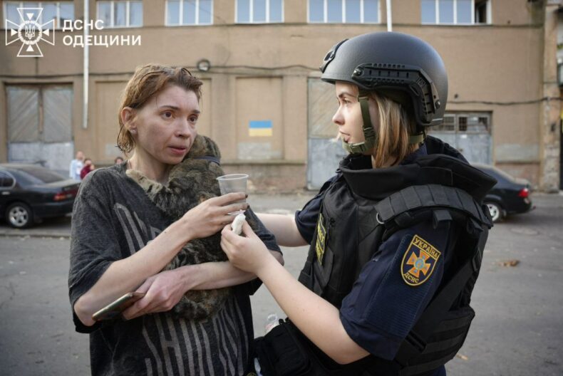 Втратила останню рідну людину…. РФ розлучила бабусю та онуку під час обстрілу Одеси