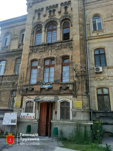 Втратила останню рідну людину…. РФ розлучила бабусю та онуку під час обстрілу Одеси