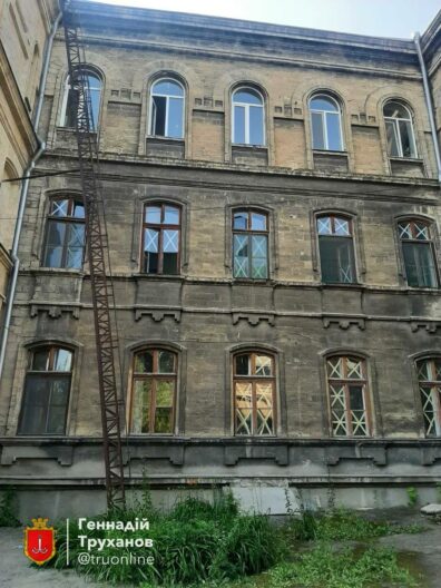 Втратила останню рідну людину…. РФ розлучила бабусю та онуку під час обстрілу Одеси