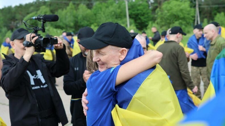 Оборонці Маріуполя вдома: Україна та РФ провели новий обмін полоненими