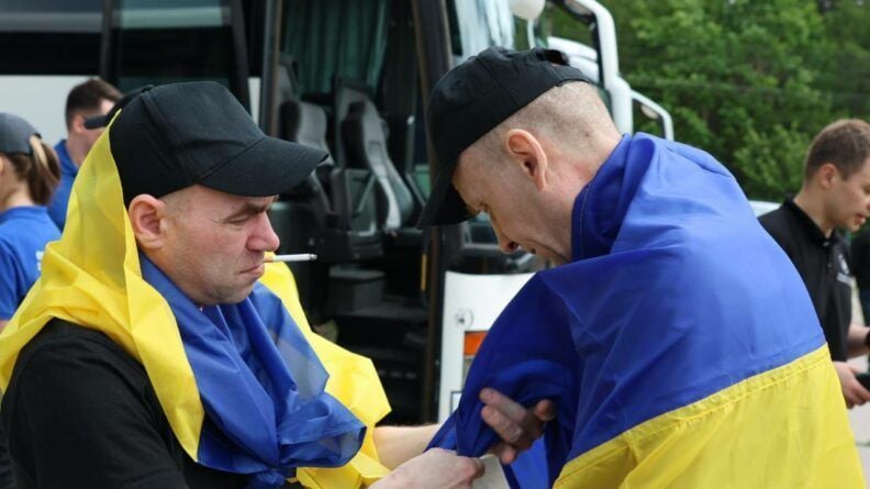 Оборонці Маріуполя вдома: Україна та РФ провели новий обмін полоненими