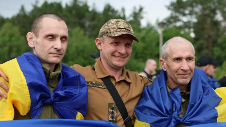 Оборонці Маріуполя вдома: Україна та РФ провели новий обмін полоненими