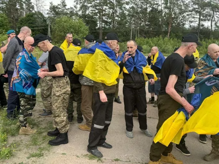 Оборонці Маріуполя вдома: Україна та РФ провели новий обмін полоненими