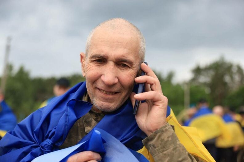 Оборонці Маріуполя вдома: Україна та РФ провели новий обмін полоненими